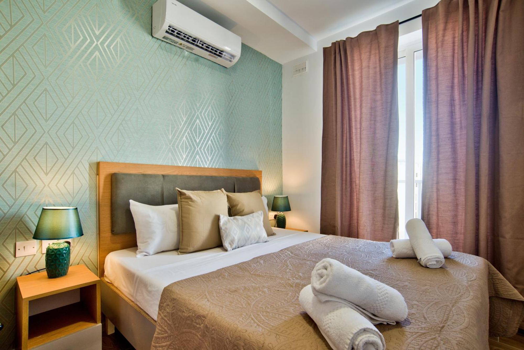 Sliema 2-Bedroom Central Apartments And Penthouse With Jacuzzi Esterno foto