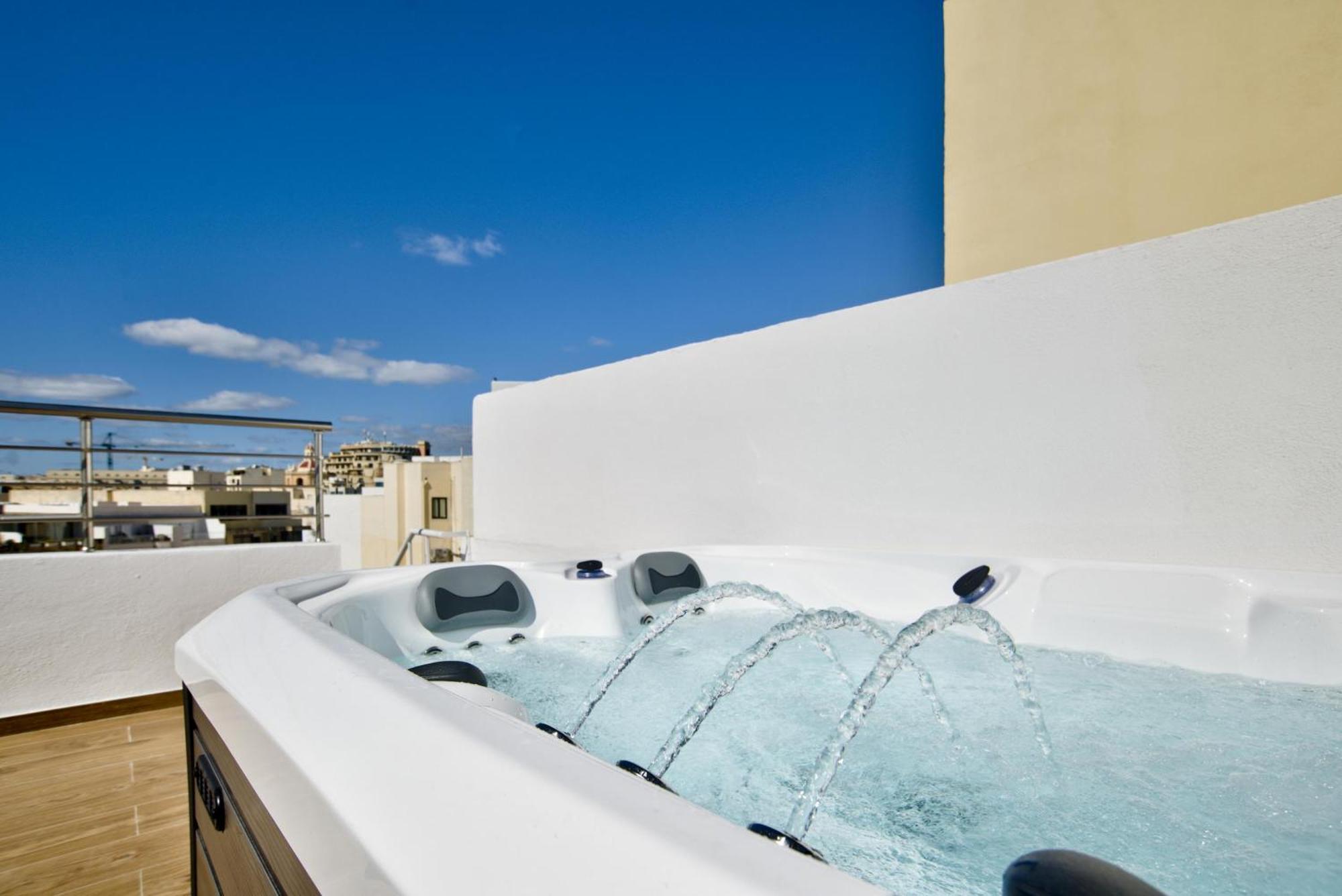Sliema 2-Bedroom Central Apartments And Penthouse With Jacuzzi Esterno foto